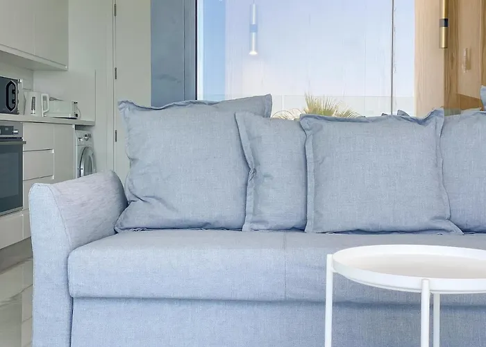 Phaedrus Living: Marina Sea View Flat 214 Emerald * パ フォス