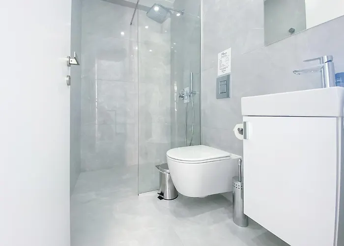 Phaedrus Living: Marina Sea View Flat 214 Emerald *