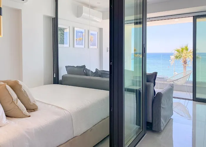 Phaedrus Living: Marina Sea View Flat 214 Emerald * パ フォス