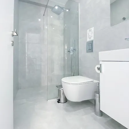 Phaedrus Living: Marina Sea View Flat 214 Emerald *